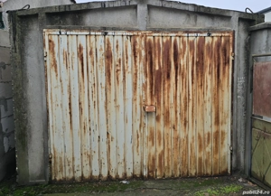 Garaj de beton cu usi metalice