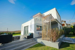 Casă modernă în stil mediteranean, cu terase și vedere la lac – Paleu