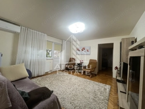 Apartament cu 3 camere, 2 bai,etajul 1, centrala ,renovat,Dambovita