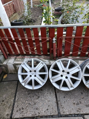 Roți și jante cu anvelope.