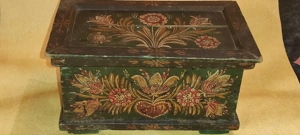 Cutie din lemn natur vopsita manual  foarte frumoasa  provenienta germania anii 1950 lungime - 25 cm