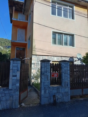 Casa  compusa din 2 apartamente fiecare cu o suprafață de 100 mp fiecare. cu o suprafață vânzare.  - imagine 2