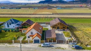 Doua case in stil canadian – confort modern intr-un cadru natural