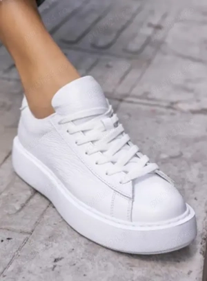 Adidas piele naturala, alba cu talpa groasa, mar. 40 - 26 cm 