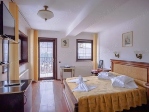 De vanzare -Pensiune cu 21 camere situata in Sinaia,central - imagine 2