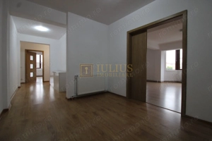 8 incaperi, 2 bai, centrala proprie, 3 locuri de parcare; Lipovei. - imagine 2