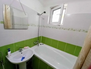 Dau in chirie o casa cu 1 camera, 1 bucatarie si 1 baie decomandate