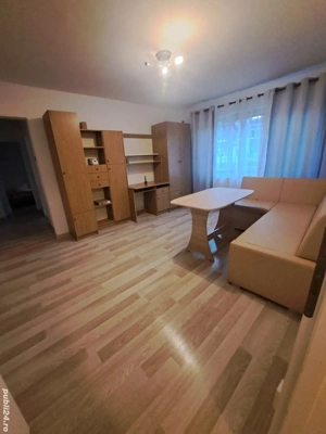 Închiriez apartament cu trei camere 
