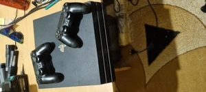 Vând PS4 Pro cu două controlăre