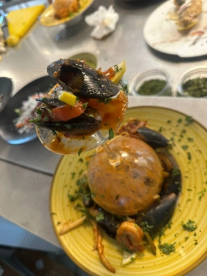 Doresc angajare ca bucătar. 