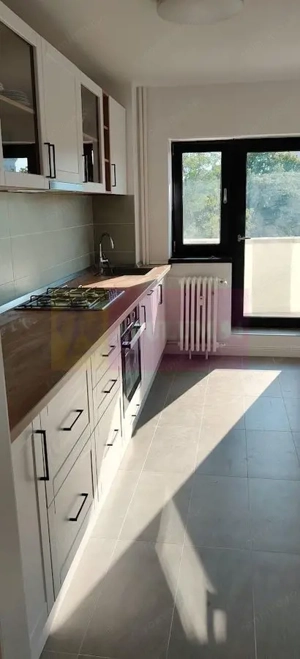 Vanzare apartament 3 camere in zona Unirii-Dambovita