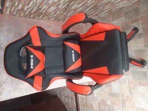 Vând scaun  gaming nou 