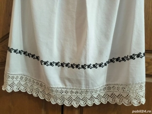 Costum tradițional cusut manual