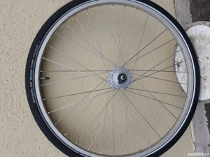 Roată față 28 cu dinam în butuc.