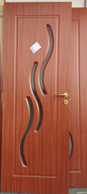 3 usi camera baie si bucătărie 