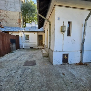 Doua case vecine, cu vad, in Bucure #537;ti, Tineretului, Parcul Carol