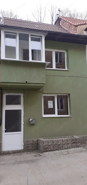 Vând casa în Resita, str. Mihail Kogălniceanu, caramida arsa.