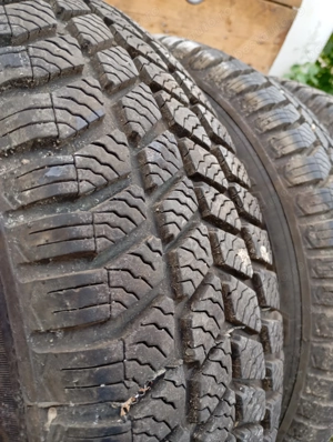 Jante de oțel cu cauciucuri noi de iarnă.