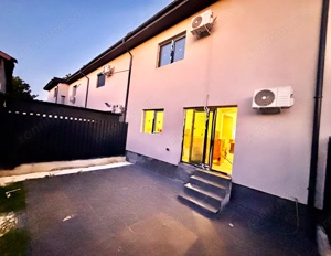 Casă tip înșiruită   3 camere, 2 băi 2 dresinguri ,1 balcon curte proprie 35 mp, 2 locuri de parcare - imagine 2