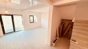 Casă tip înșiruită   3 camere, 2 băi 2 dresinguri ,1 balcon curte proprie 35 mp, 2 locuri de parcare - imagine 3