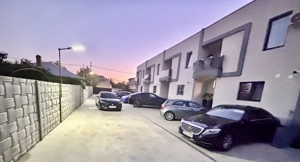 vand casa 3 camere 2 bai , 1 balcon, 1 terasa , 2 locuri parcare , 2 aer conditionat 