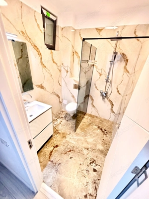 Casă tip înșiruită   3 camere, 2 băi 2 dresinguri ,1 balcon curte proprie 35 mp, 2 locuri de parcare - imagine 5