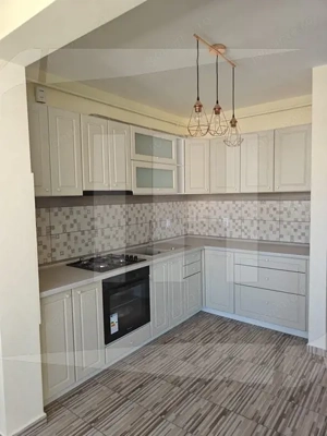 Apartament 3 camere, etaj intermediar, Zona Vivo