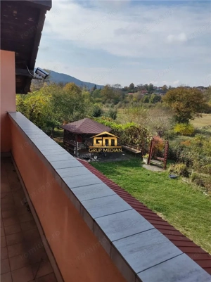 Proprietate deosebită cu două case și teren 5.600 mp, situată in zonă liniștită, Golești - imagine 2