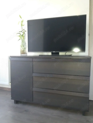 Servanta moderna si foarte versatila. Este dotată cu 3 sertare mari si un dulăpior cu 2 policioare