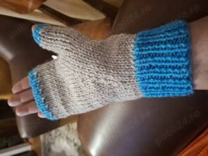 Mănuși tricotate manual 
