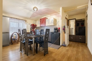 Apartament cu 3 camere de vânzare în zona Dambovita