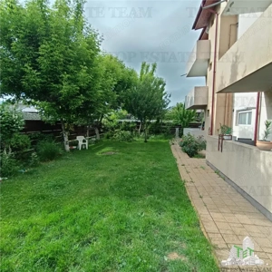 Apartament  de vanzare 4 camere si curte  Domnesti