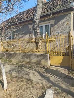 Vând casă 3 camere in loc Ghegea.