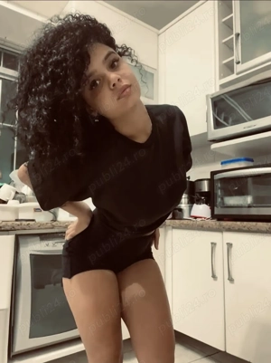 Raisa !Bruneta minionă creață.