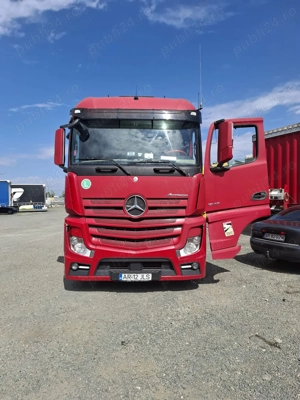 Cap tractor Mercedes Benz Actros si remorca Krone Mega