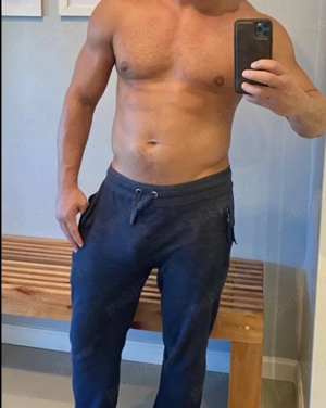 Bărbat dotat ofer plăceri pentru doamne și cupluri