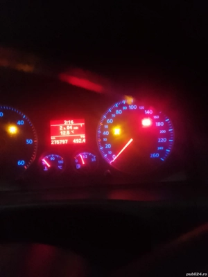 Vând volkswagen touran.