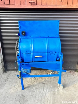 Batoză porumb echipată cu motor