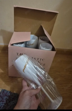 Vând pahare din plastic dur