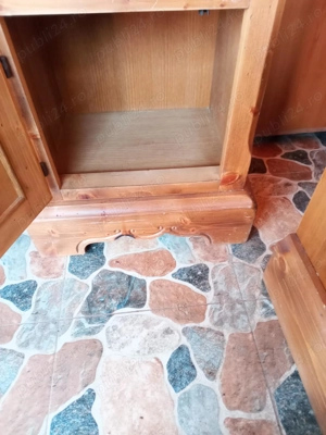 Mobilă veche din lemn, cu inscripția 'Voglauer