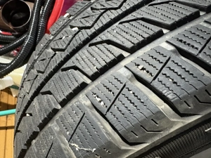 Set 4 anvelope Farroad 235/45 R17 97V XL – iarnă, stare foarte bună