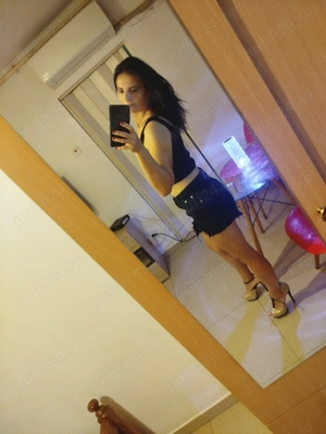  Brunetă slim reală 