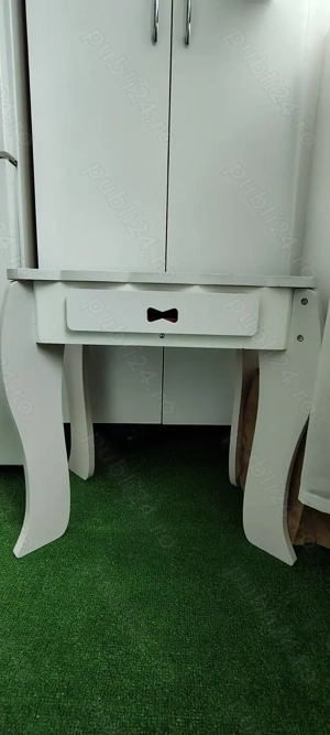 Noptiera alba de lemn