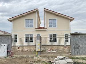 Duplex despartit prin camera tehnica - 4 camere Toate Utilitatile