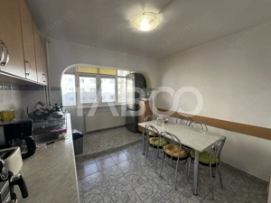 Apartament decomandat etaj intermediar 4 cu 3 camere baie cu geam lift - imagine 2