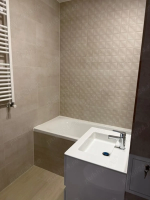 Garsoniera cu terasa mare, loc de parcare subteran, metrou Republica