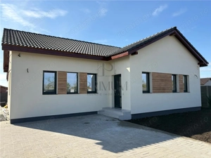 Casa  individuala - zona linistita - toate utilitatile.