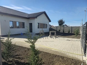 Casa  individuala - zona linistita - toate utilitatile.