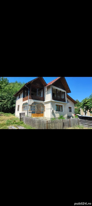 Casa si teren de vanzare într-o zonă înconjurată de păduri si aer curat
