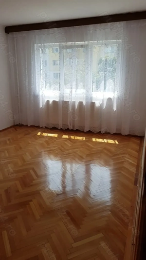 Rovine, zona garii, apartament doua camere, modificat in trei, etaj 2 din 4, centrala proprie.